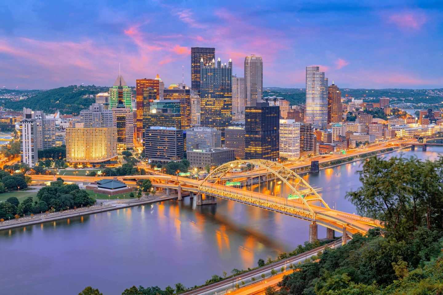 Pittsburgh,,Pennsylvania,,Usa,City,Skyline,At,Dusk.